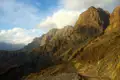 Felsige Berge und ein Weg in der Landschaft.
