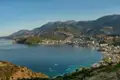 Panoramablick auf die Küstenstadt und die Bucht mit Bergen im Hintergrund.