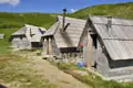Unterkunft: Rustikale Holzhütten mit Schindeldächern und Kaminen. Eine Hütte nutzt Solarenergie.
