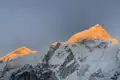 Schneebedeckte Berggipfel bei Sonnenuntergang.