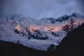 Schneebedeckte Berglandschaft im Abendlicht.