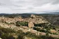 Panorama eines Bergdorfes mit Blick auf die umliegende Landschaft.