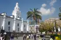 Die Kathedrale von Quito, ein Wahrzeichen der Stadt, auf einem belebten Platz.