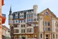 Historische Gebäude mit unterschiedlichen architektonischen Merkmalen.