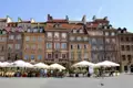 Historische Häuserfassaden und Straßencafés am Marktplatz.