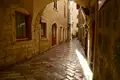 Schmale Gasse mit Kopfsteinpflaster und historischen Gebäuden.
