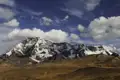 Ansicht einer schneebedeckten Bergkette und des umliegenden Hochlandes.