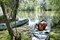 Zwei Kanus am Ufer eines Flusses, vorbereitet für eine Paddeltour.