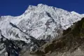 Schneebedeckter Berg im Hintergrund.