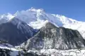 Panorama einer verschneiten Berglandschaft.