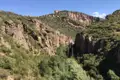 Schlucht mit Burg im Hintergrund
