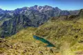 Bergsee inmitten einer Gebirgslandschaft