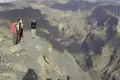 Wanderer betrachten eine tiefe Schlucht.