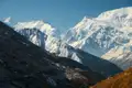 Schneebedeckte Berge im Hintergrund.