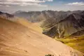 Wanderweg in den Bergen mit Blick auf ein Tal