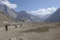 Wanderer auf einer Trekkingtour in einer trockenen, hochgelegenen Bergregion.