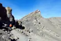 Wanderer auf einem steinigen Bergpfad.