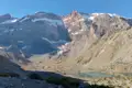 Berglandschaft mit See und schneebedecktem Gipfel.