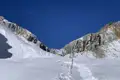 Verschneiter Bergpfad mit Markierungen.