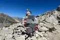 Wegweiser mit Entfernungsangaben zum Corno Grande, Sella del Brecciaio und Rifugio Franchetti in den italienischen Bergen.
