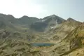 Blick auf einen Bergsee und die umliegenden Gipfel.