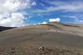 Wanderer auf einem Bergpfad während einer Wanderung.