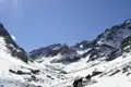 Wanderer auf einem verschneiten Bergpfad.
