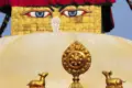 Nahaufnahme der Augen Buddhas und der goldenen Verzierungen der Boudhanath Stupa.