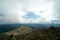 Blick vom Berggipfel auf die Hügellandschaft und Täler.