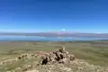 Panoramablick auf einen See mit Bergen im Hintergrund.