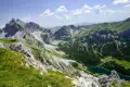 Aussicht auf eine Bergkette mit einem See im Tal.