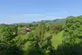 Idyllisches Bauernhaus in einer grünen Hügellandschaft.