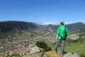 Wanderer auf einem Berg mit Blick auf das Tal.