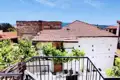Ansicht des Hauses und des Gartens von einem Balkon aus.