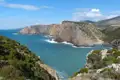 Felsige Küste mit Blick auf das blaue Meer.
