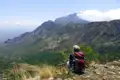 Wanderer pausiert und genießt den Panoramablick auf die Berglandschaft.