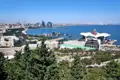 Baku Küstenlinie mit Blick auf das Kaspische Meer und moderne Architektur.