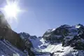 Verschneite Berglandschaft im Sonnenschein.