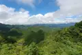 Panoramablick auf die bewaldeten Hügel und Berge.