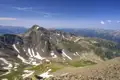Berge mit Schneefeldern im Sommer.