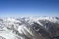 Ausblick auf schneebedeckte Bergkette.