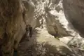 Zwei Wanderer erkunden eine Schlucht.