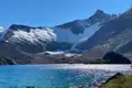 Blick auf einen Gletscher und einen Bergsee.