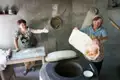 Zubereitung von Fladenbrot im traditionellen Ofen.