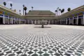 Geometrisch gemusterter Innenhof mit zentralem Brunnen.