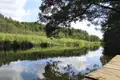Ruhiger Fluss mit Spiegelungen