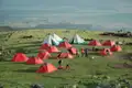 Basislager mit mehreren Zelten während der Trekkingtour.