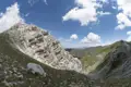 Sicht auf eine markante Felsformation in den Bergen.