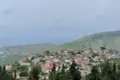 Panoramablick auf ein Bergdorf mit Blick auf das Meer.