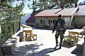 Wanderer erreicht Berghütte für eine Rast.